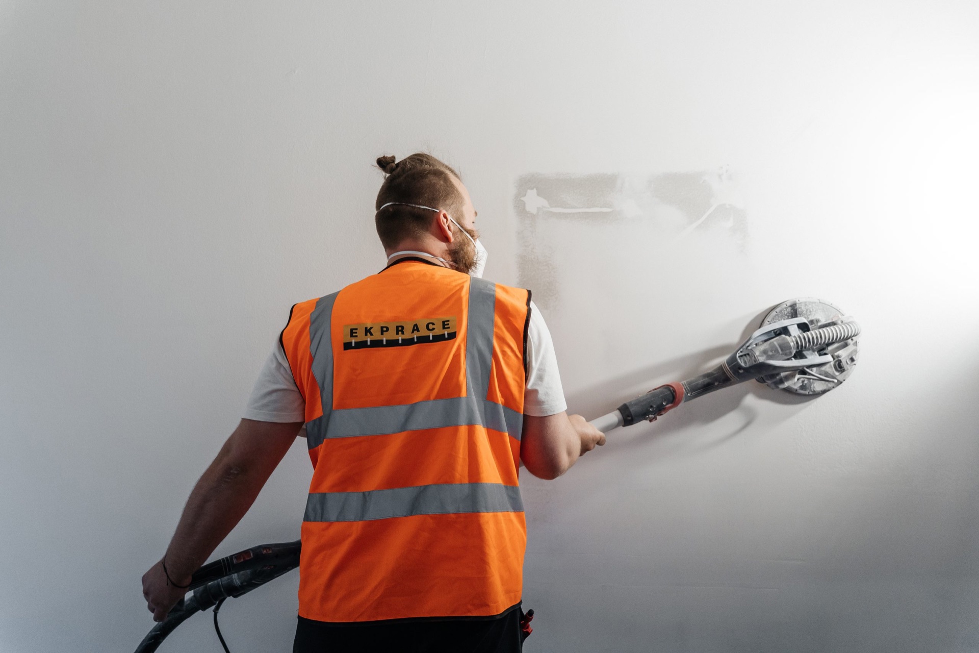 REKONSTRUKCE BYTU POD HARFOU